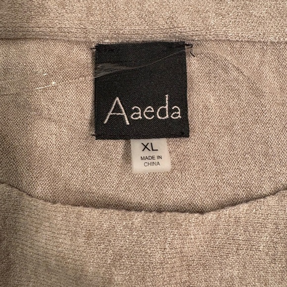 Aaeda Tan Sweater with Dragonfly Design. Sleeveless size XL - Picture 5 of 9